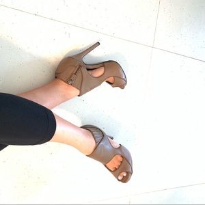 Cynthia Rowley brown leather high heel shoes